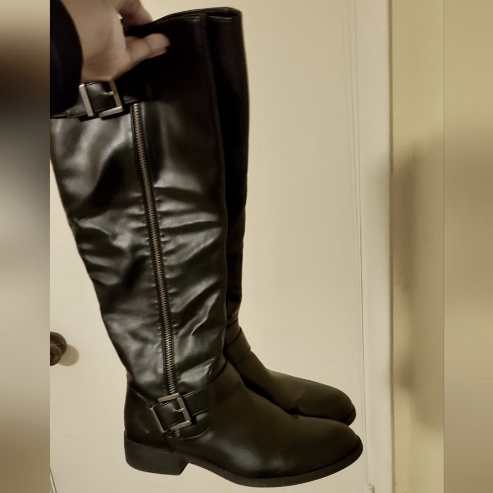 Black Boots 👢 with Silver-Toned/Chrome colored zipper and Buckles